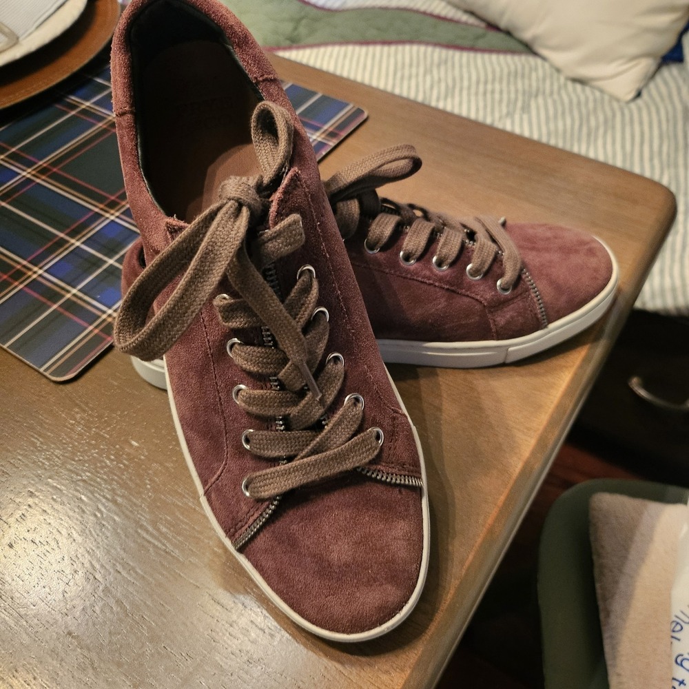Frye and Co Womens Sindy Moto Lo Sneaker Burgundy Suede. Zipper Trim Sz 9.5